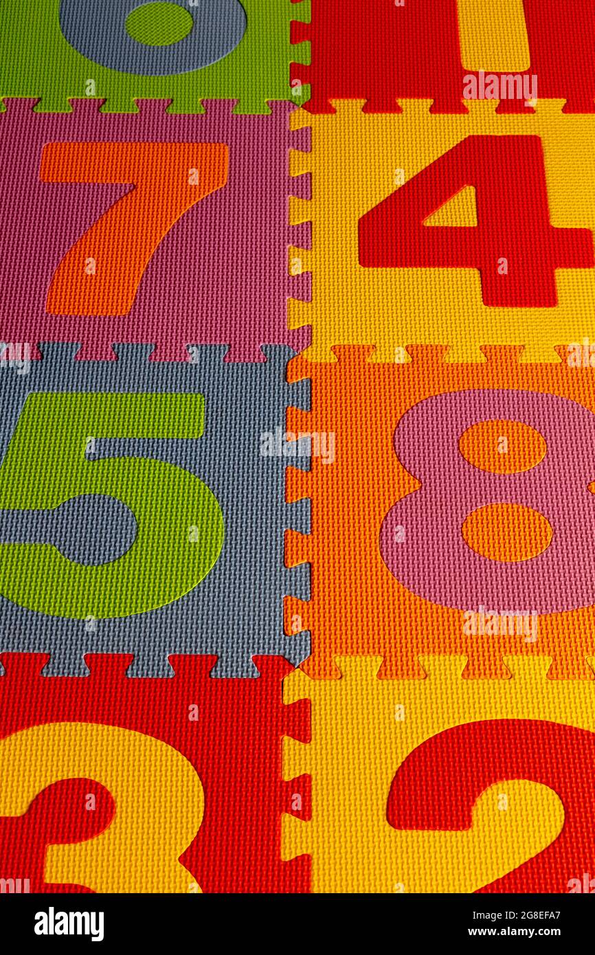 Tappetino puzzle per bambini in gomma dai colori brillanti con numeri. Foto Stock