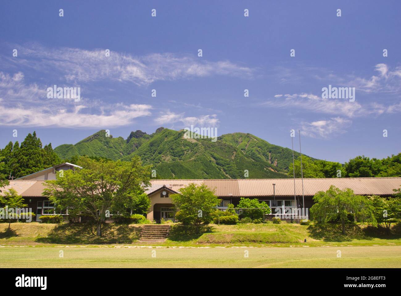 Abolito edificio scolastico in legno nel villaggio di Minamiaso, Prefettura di Kumamoto, Giappone Foto Stock
