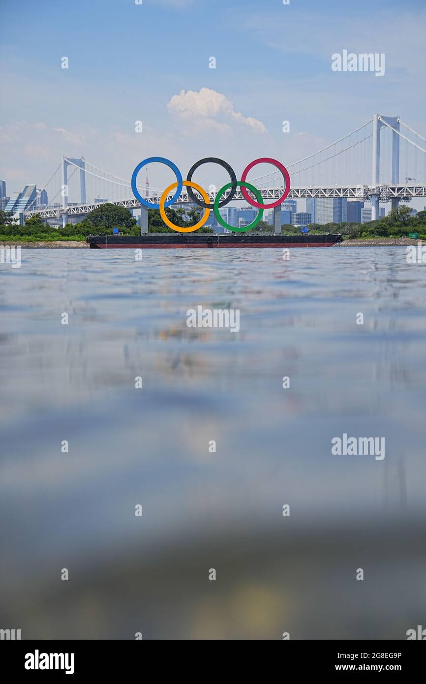 Tokio, Giappone. 20 luglio 2021. Una vista degli anelli Olimpici di fronte al Ponte dell'Arcobaleno. Gli anelli si ergono su un pontile nella Baia di Tokyo. Le Olimpiadi di Tokyo 2020 si terranno dal 23.07.2021 al 08.08.2021. Credit: Michael Kappeler/dpa/Alamy Live News Foto Stock