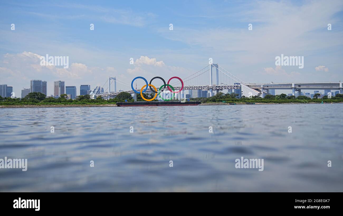 Tokio, Giappone. 20 luglio 2021. Una vista degli anelli Olimpici di fronte al Ponte dell'Arcobaleno. Gli anelli si ergono su un pontile nella Baia di Tokyo. Le Olimpiadi di Tokyo 2020 si terranno dal 23.07.2021 al 08.08.2021. Credit: Michael Kappeler/dpa/Alamy Live News Foto Stock
