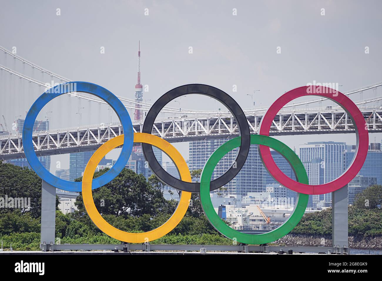 Tokio, Giappone. 20 luglio 2021. Una vista degli anelli Olimpici di fronte al Ponte dell'Arcobaleno. Gli anelli si ergono su un pontile nella Baia di Tokyo. Le Olimpiadi di Tokyo 2020 si terranno dal 23.07.2021 al 08.08.2021. Credit: Michael Kappeler/dpa/Alamy Live News Foto Stock