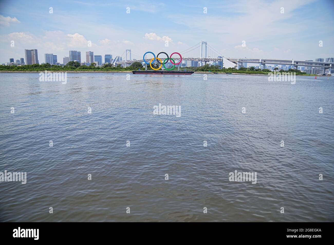 Tokio, Giappone. 20 luglio 2021. Una vista degli anelli Olimpici di fronte al Ponte dell'Arcobaleno. Gli anelli si ergono su un pontile nella Baia di Tokyo. Le Olimpiadi di Tokyo 2020 si terranno dal 23.07.2021 al 08.08.2021. Credit: Michael Kappeler/dpa/Alamy Live News Foto Stock