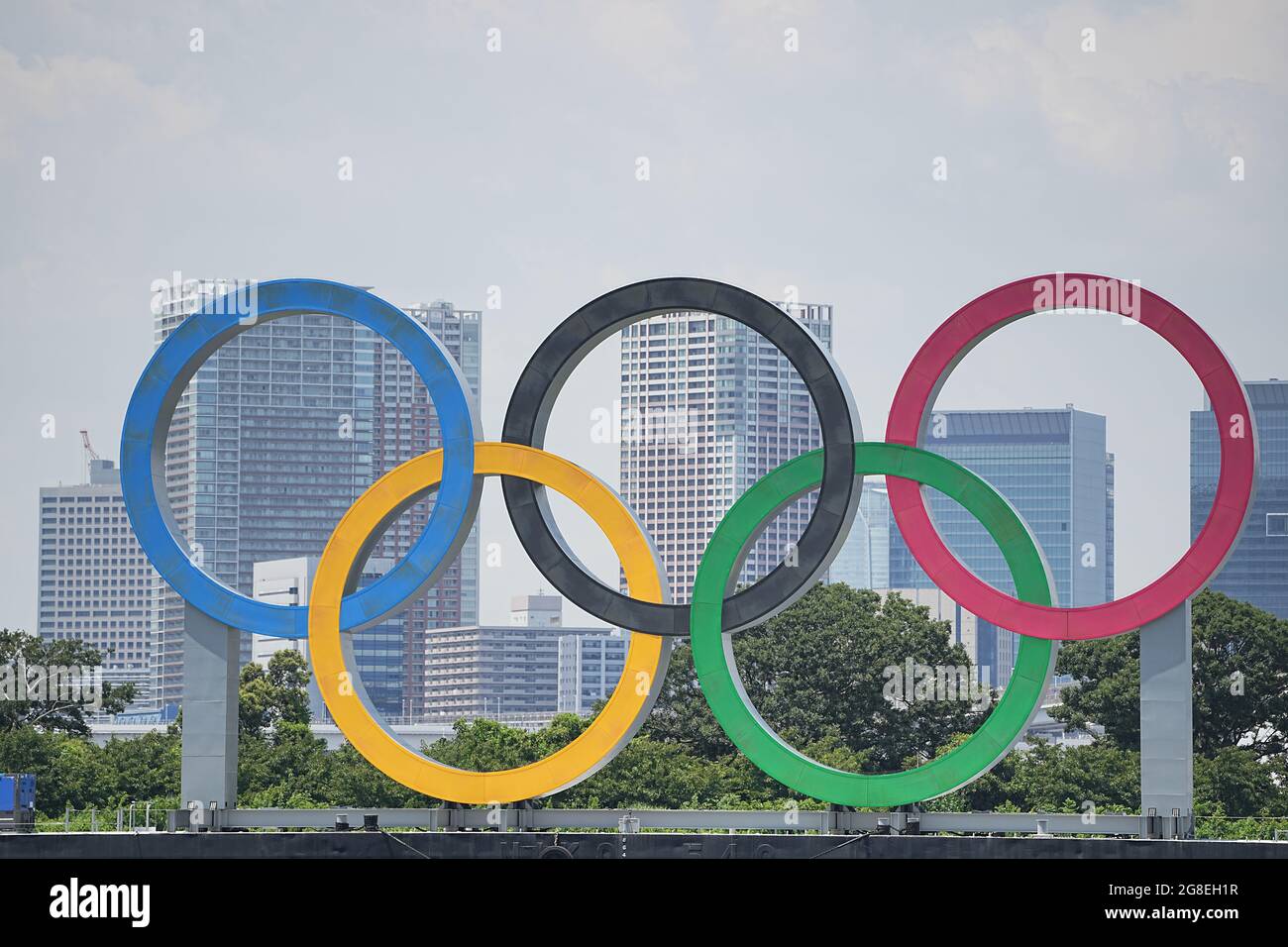 Tokio, Giappone. 20 luglio 2021. Una vista degli anelli Olimpici di fronte al Ponte dell'Arcobaleno. Gli anelli si ergono su un pontile nella Baia di Tokyo. Le Olimpiadi di Tokyo 2020 si terranno dal 23.07.2021 al 08.08.2021. Credit: Michael Kappeler/dpa/Alamy Live News Foto Stock