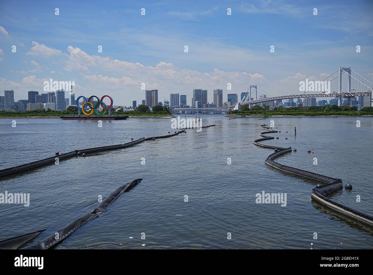 Tokio, Giappone. 20 luglio 2021. Le barriere si trovano sull'acqua per ridurre l'inquinamento nella Baia di Tokyo. Il Ponte dell'Arcobaleno può essere visto sullo sfondo. Le Olimpiadi di Tokyo 2020 si terranno dal 23.07.2021 al 08.08.2021. Credit: Michael Kappeler/dpa/Alamy Live News Foto Stock