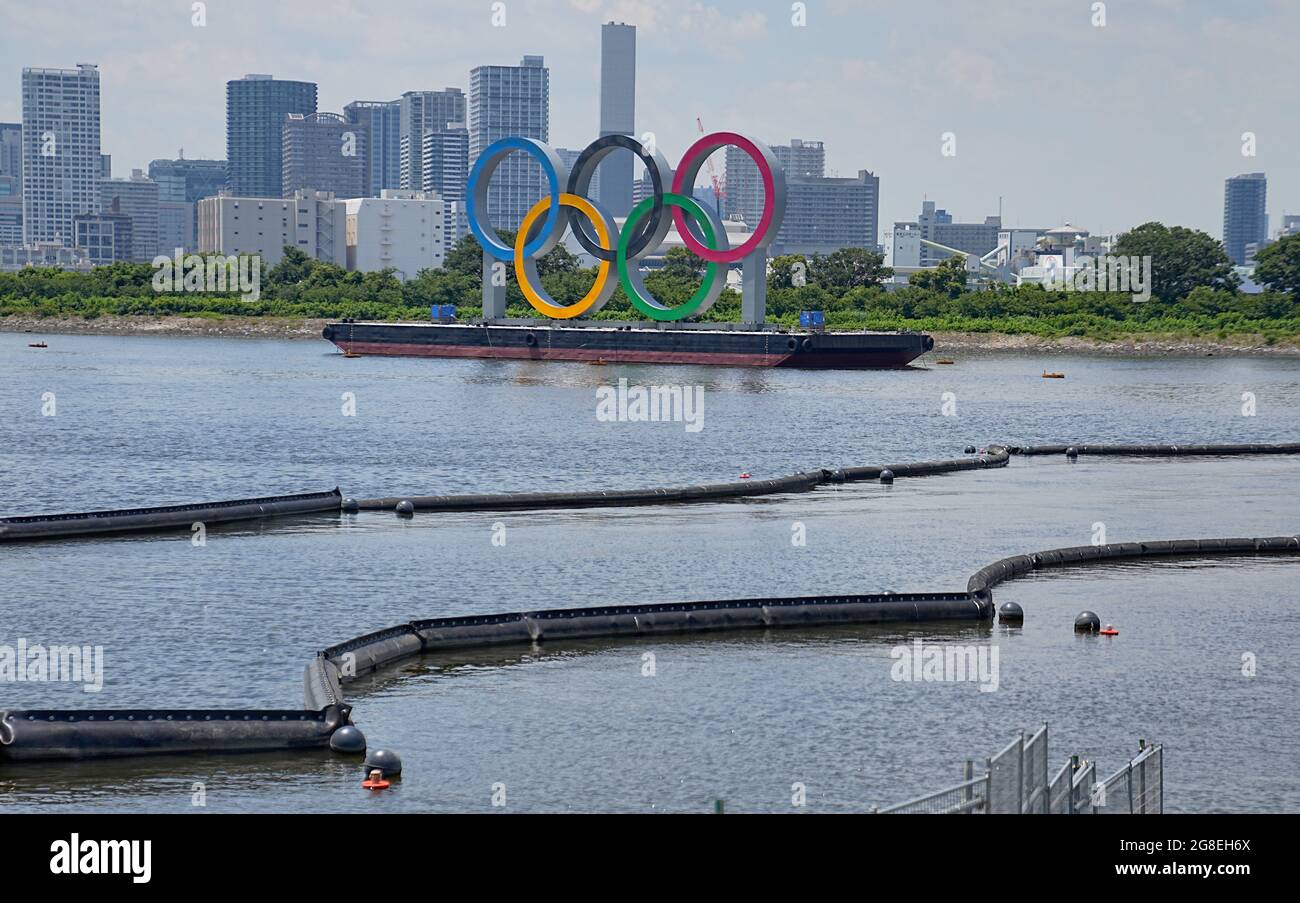 Tokio, Giappone. 20 luglio 2021. Le barriere si trovano sull'acqua per ridurre l'inquinamento nella Baia di Tokyo. Sullo sfondo c'è un pontile con anelli olimpici. Le Olimpiadi di Tokyo 2020 si terranno dal 23.07.2021 al 08.08.2021. Credit: Michael Kappeler/dpa/Alamy Live News Foto Stock