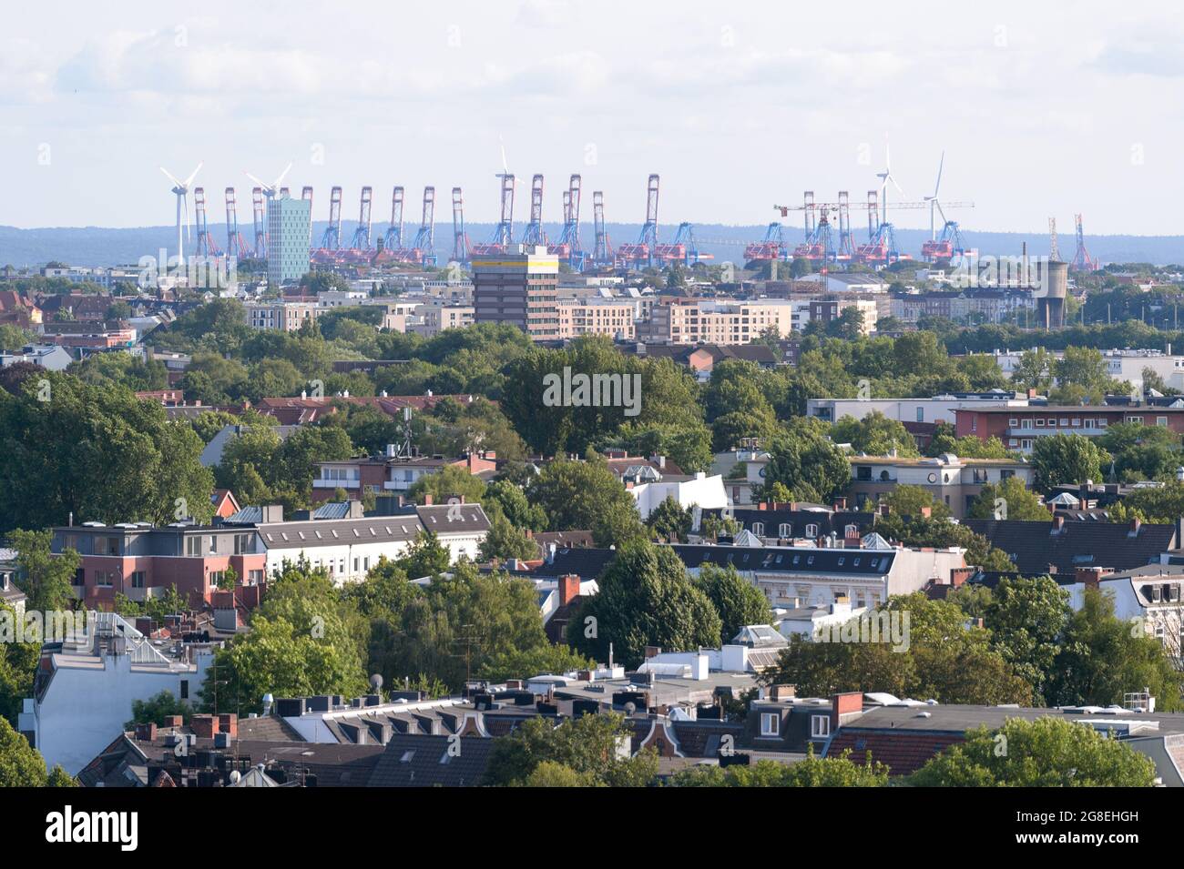 Amburgo, Germania. 17 luglio 2021. Dietro le parti di Ottensen, Altona-Nord e Eimsbüttel si possono vedere le gru a portale del porto. Credit: Jonas Walzberg/dpa/Alamy Live News Foto Stock