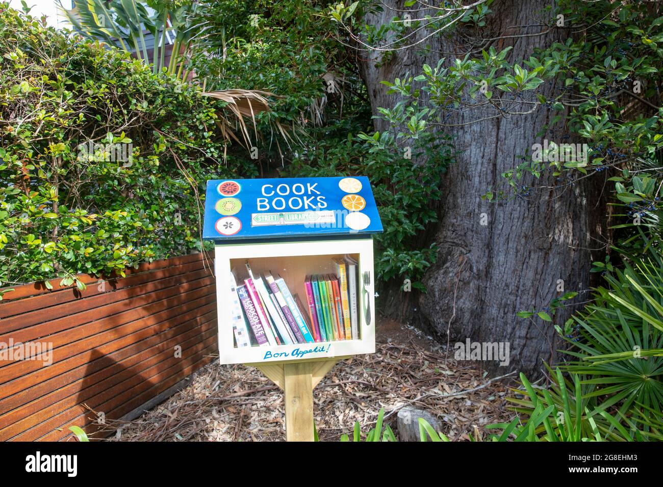 Cook libri mini Street biblioteca fuori di una casa di Sydney, dove la comunità può scambiare e prendere in prestito libri gratuitamente, Sydney, Australia Foto Stock