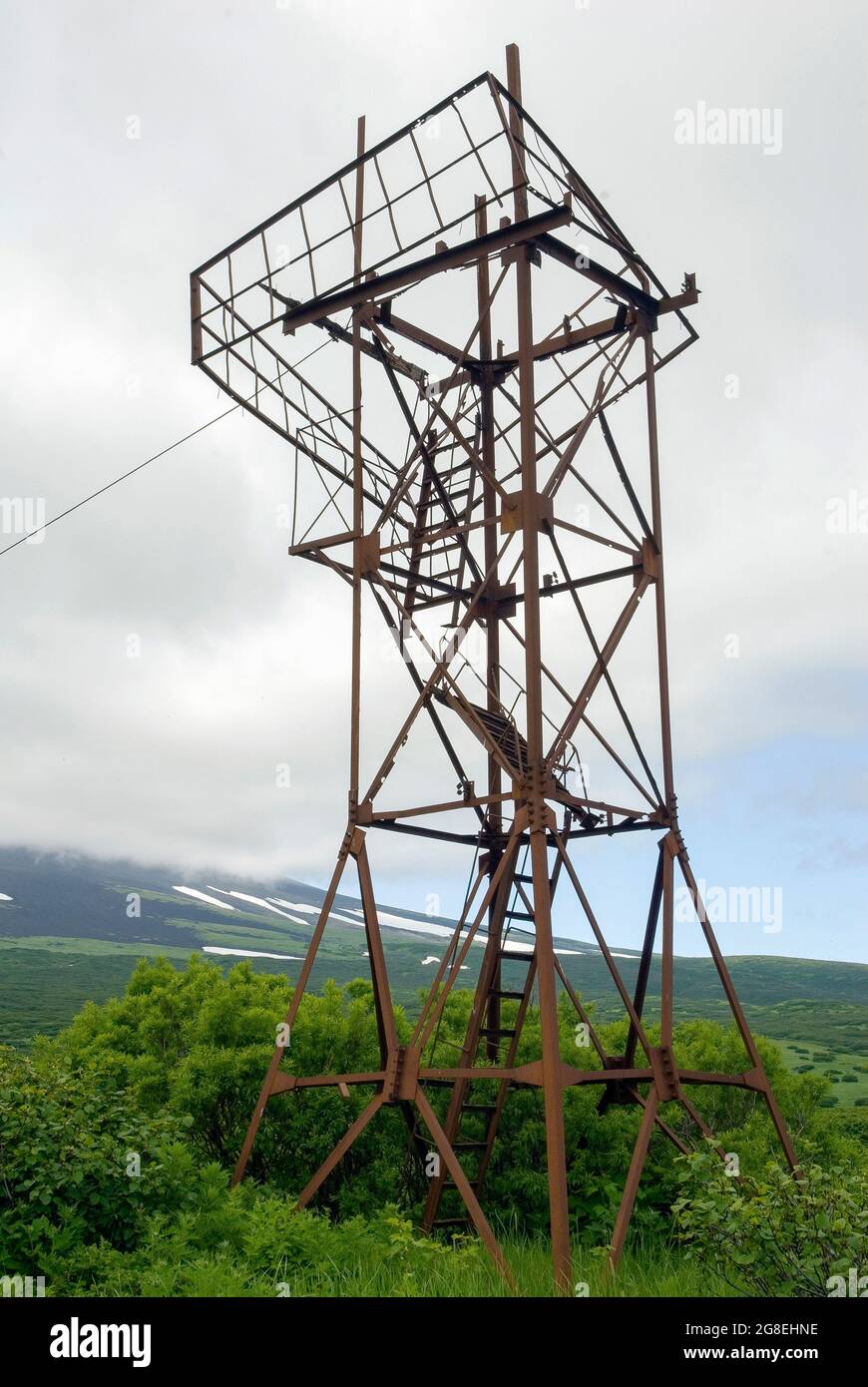 Rovine della torre di guardia carceraria dell'epoca sovietica, dell'isola di Atlasova, delle isole Kuril, dell'Estremo Oriente russo Foto Stock