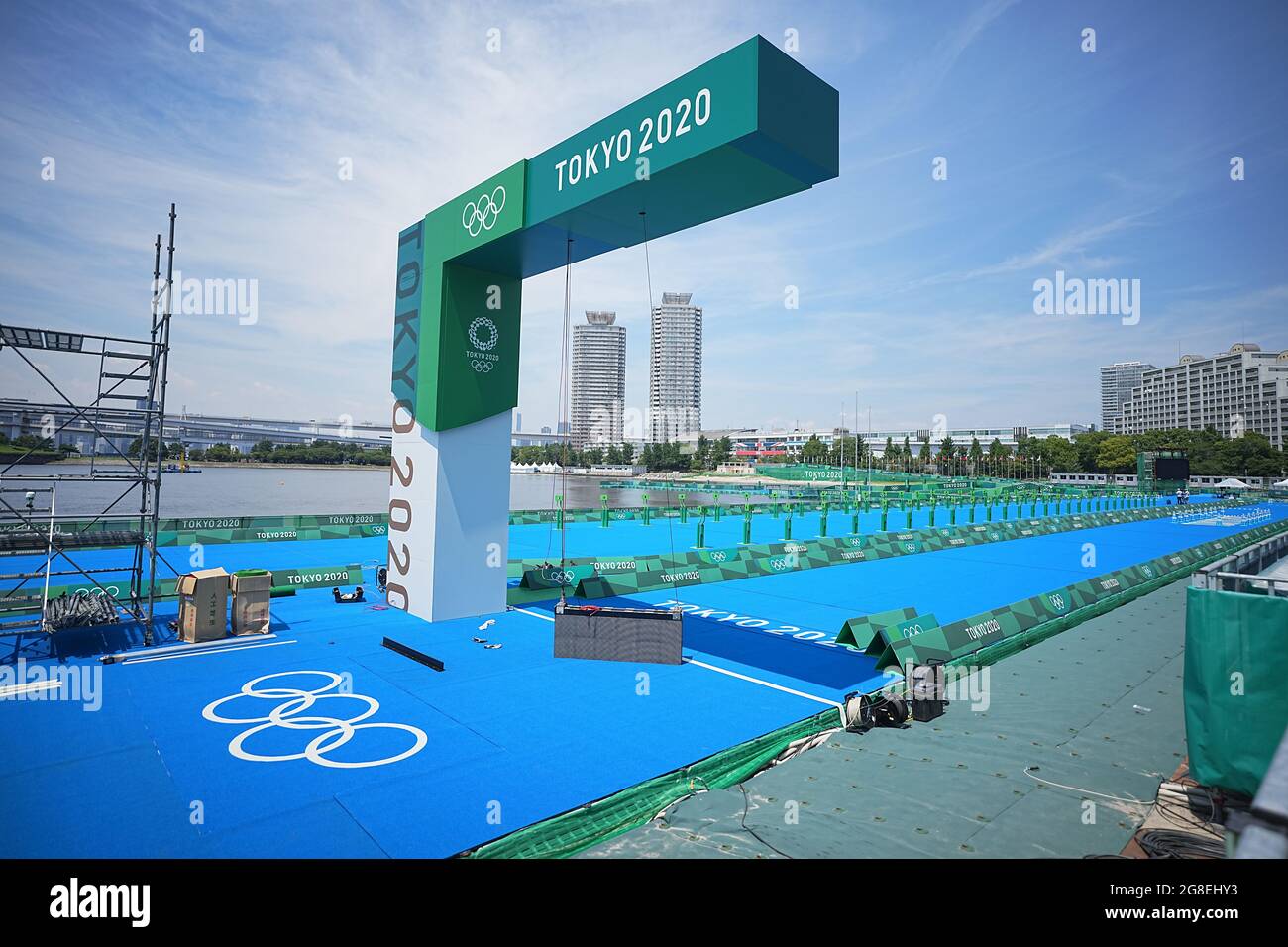 Tokio, Giappone. 20 luglio 2021. Triathlon: Olimpia. Una vista dell'area finale della Baia di Tokyo. Le Olimpiadi di Tokyo 2020 si terranno dal 23.07.2021 al 08.08.2021. Credit: Michael Kappeler/dpa/Alamy Live News Foto Stock