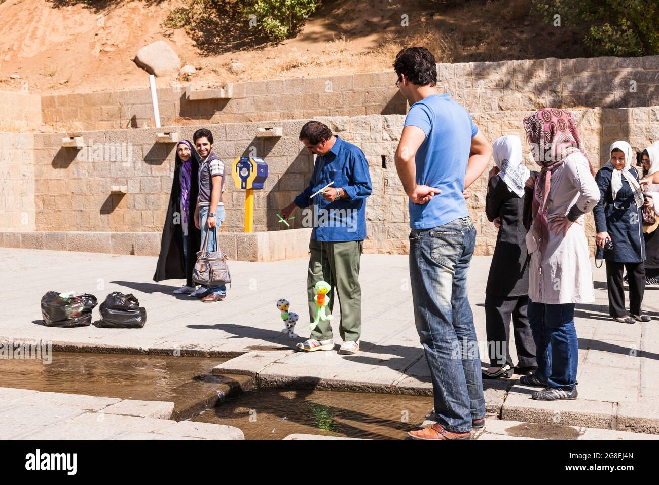 Venditori e persone di strada, Ganjnameh complesso turistico, sobborgo di Hamedan (Hamadan), Provincia di Hamadan, Iran, Persia, Asia occidentale, Asia Foto Stock