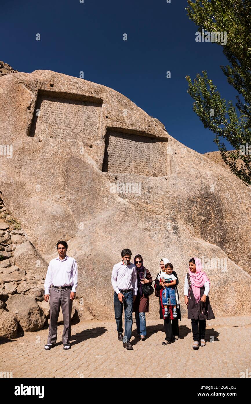 Persone in posa, Ganj Nameh(Ganiname), iscrizioni cuneiformi achemenide, sobborgo di Hamedan (Hamadan), Provincia di Hamadan, Iran, Persia, Asia occidentale, Asia Foto Stock