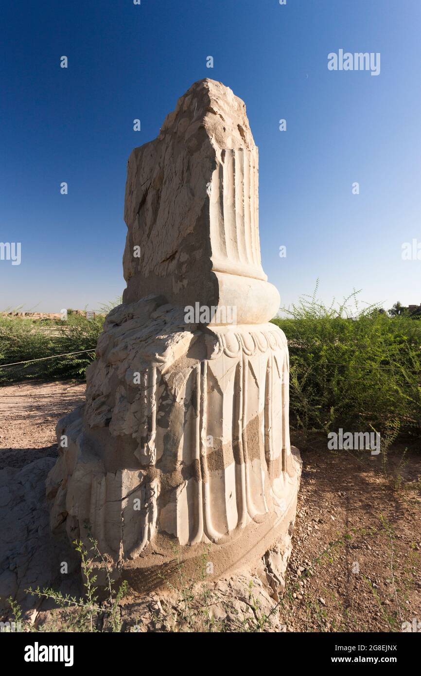 Colonna di pietra alle rovine di Apadana, sito archeologico di Susa (Shush), impero achemenide, Shush, Provincia di Khuzestan, Iran, Persia, Asia occidentale, Asia Foto Stock