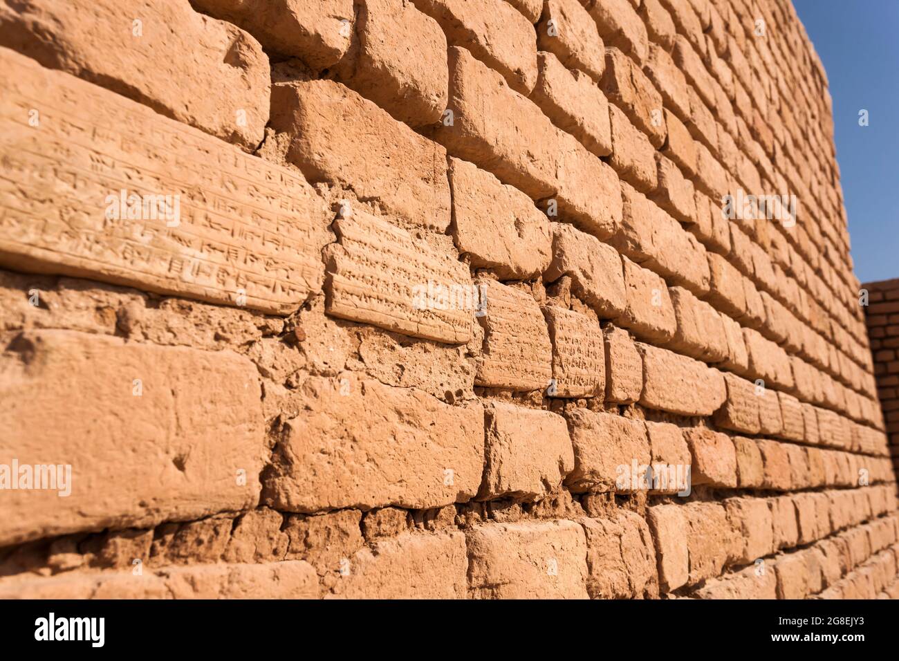 Chogha Zanbil, mattone con iscrizione cuneiforme, Ziggrat (ziqqrat) degli antichi Elamiti, Provincia di Khuzestan, Iran, Persia, Asia occidentale, Asia Foto Stock
