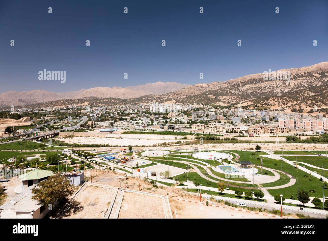 Paesaggio urbano di Yasuj sull'altopiano, montagne di Zagros (catena Dena), Yasuj, Kohgiluyeh e provincia di Boyer-Ahmad, Iran, Persia, Asia occidentale, Asia Foto Stock