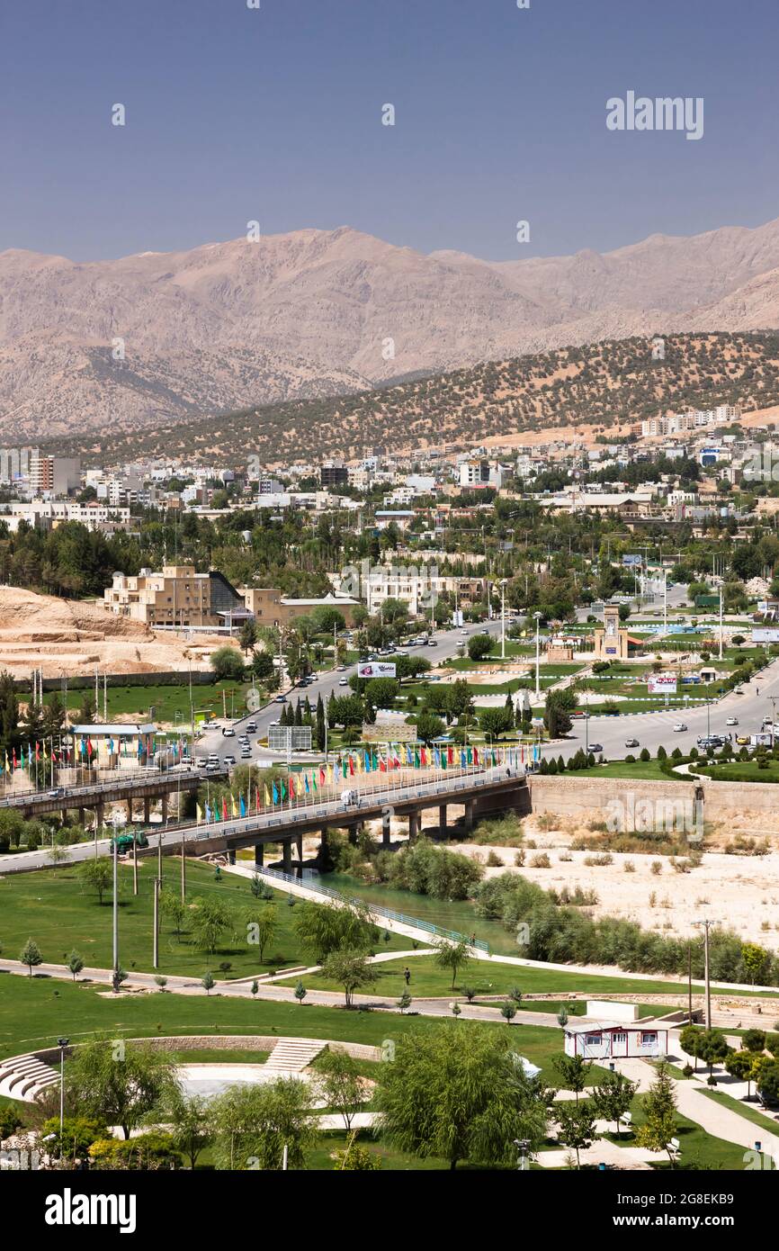 Paesaggio urbano di Yasuj sull'altopiano, montagne di Zagros (catena Dena), Yasuj, Kohgiluyeh e provincia di Boyer-Ahmad, Iran, Persia, Asia occidentale, Asia Foto Stock