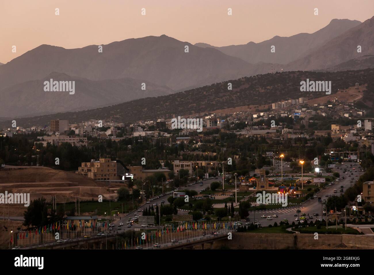 Paesaggio urbano di Yasuj di sera, montagne di Zagros (Dena), Yasuj, Kohgiluyeh e provincia di Boyer-Ahmad, Iran, Persia, Asia occidentale, Asia Foto Stock