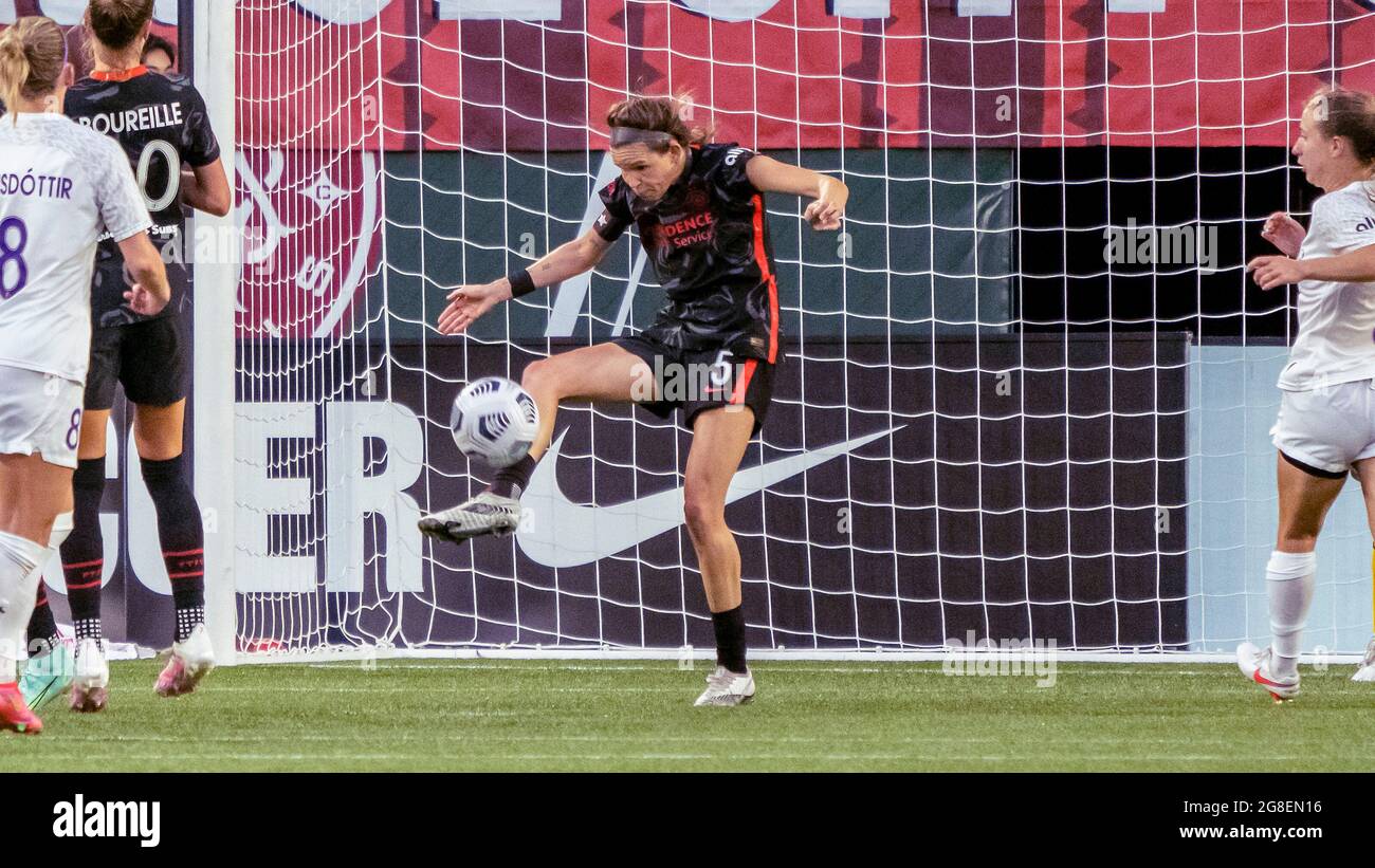 Portland, Stati Uniti. 18 luglio 2021. Il Capitano della squadra di Portland Emily Menges blocca un tentativo di obiettivo di Orlando nella vittoria del Portland Thorn nel 2-1 sull'Orlando Pride a Providence Park, Portland, Oregon, il 18 luglio 2021 (foto di Jeff Wong/Sipa USA). Credit: Sipa USA/Alamy Live News Foto Stock