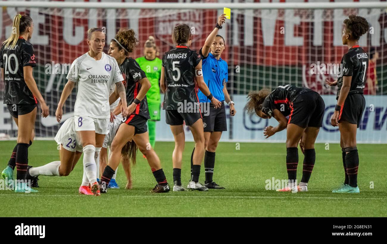 Portland, Stati Uniti. 18 luglio 2021. Il Capitano della squadra di Portland Emily Menges cerca di intercedere, ma il rif dà a Yazmeen Ryan di Portland una carta gialla per il suo scontro testa a testa con Kylie Strom di Orlando nella vittoria del 2-1 del Portland Thorn sull'Orlando Pride a Providence Park, Portland, Oregon, il 18 luglio 2021 (Foto di Jeff Wong/Sipa USA). Credit: Sipa USA/Alamy Live News Foto Stock