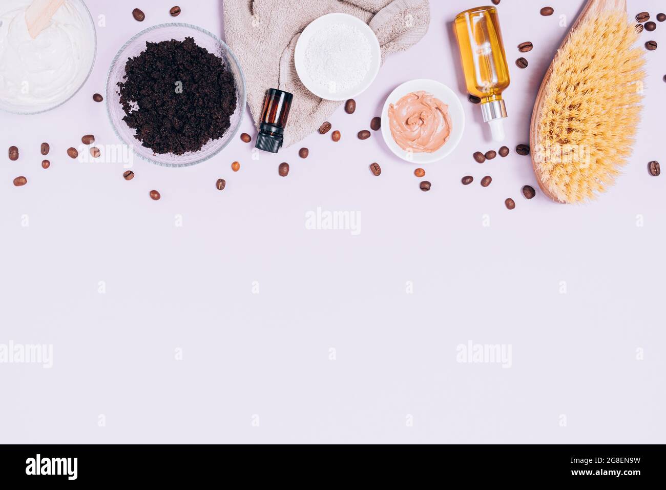 Cosmetici anticellulite a posa piatta per trattamenti domestici scrub di chicchi di caffè, olio corpo, argilla bianca, fango per impacchi e spazzola massaggio su backgro lilla leggero Foto Stock