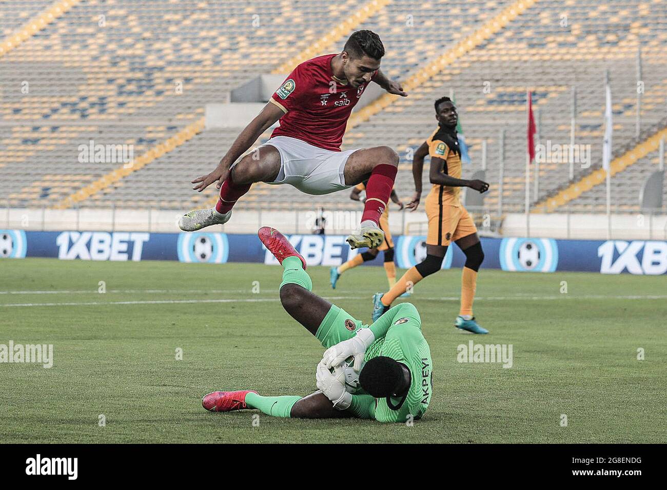 Casablanca, Marocco. 17 luglio 2021. Al Ahly's Mohamed Sherif (sopra) e il portiere di Kaizer Daniel Akpeyi combattono per la palla durante la finale della CAF Champions League tra il Kaizer Chiefs FC e al Ahly SC allo stadio Mohamed V. Credit: Stringer/dpa/Alamy Live News Foto Stock