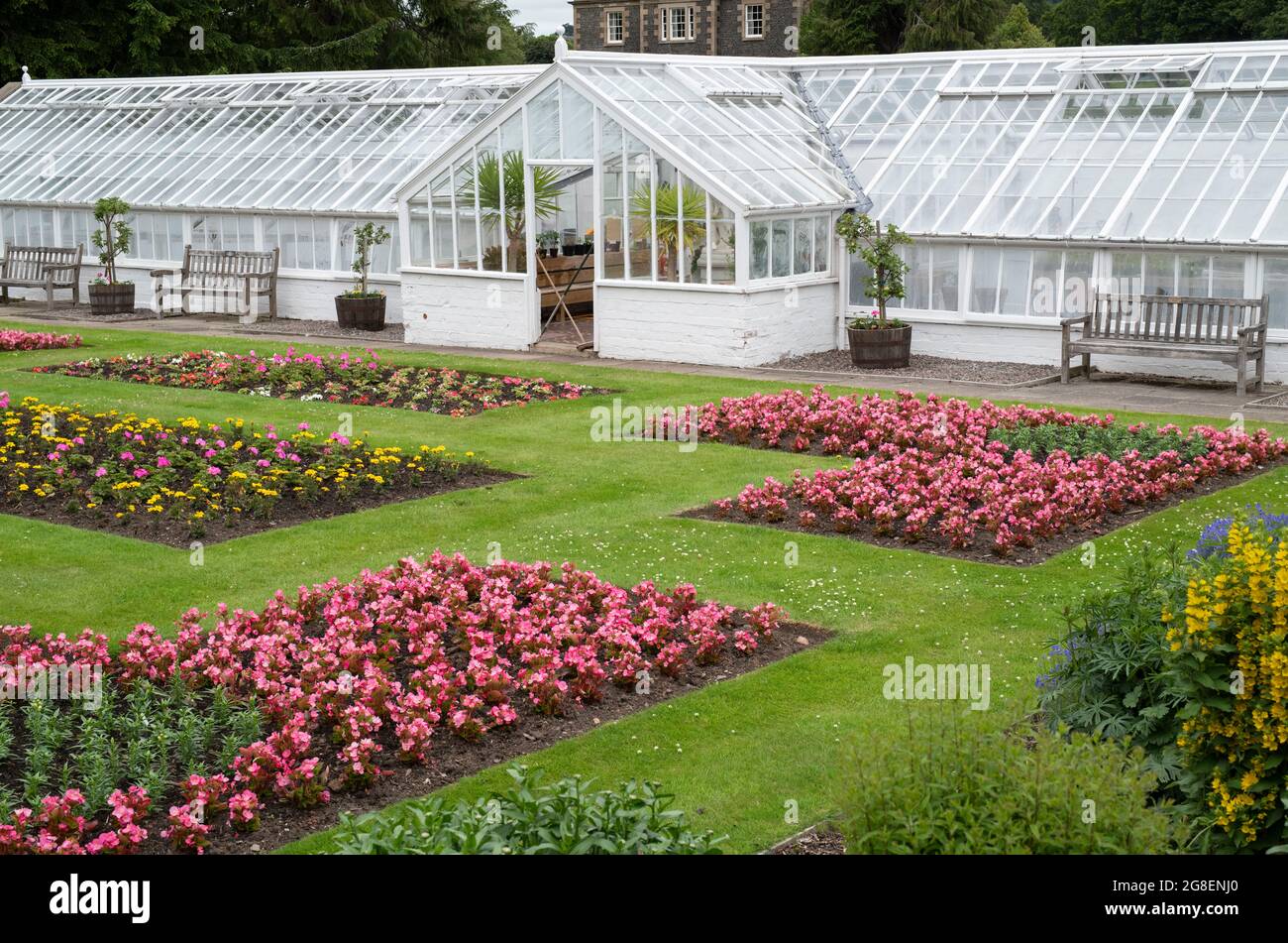 Confini di fiori estivi in Melrose Abbey Gardens, Melrose, Scottish Borders, Scotland Foto Stock