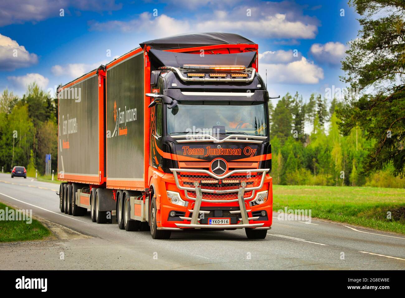 Bella Mercedes-Benz Actros camion del Team Juntunen Oy tirare rimorchio di trasporto di torba sull'autostrada 2 in primavera. Jokioinen, Finlandia. 14 maggio 2021. Foto Stock