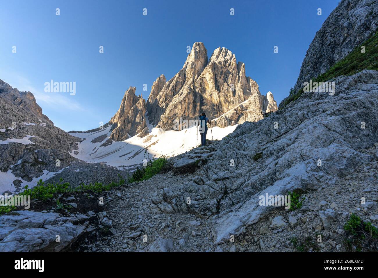 Donna escursionista che ama la Croda dei toni all'alba, la Val Fiscalina, le Dolomiti di Sesto, la provincia di Bolzano, l'Alto Adige, Italia Foto Stock