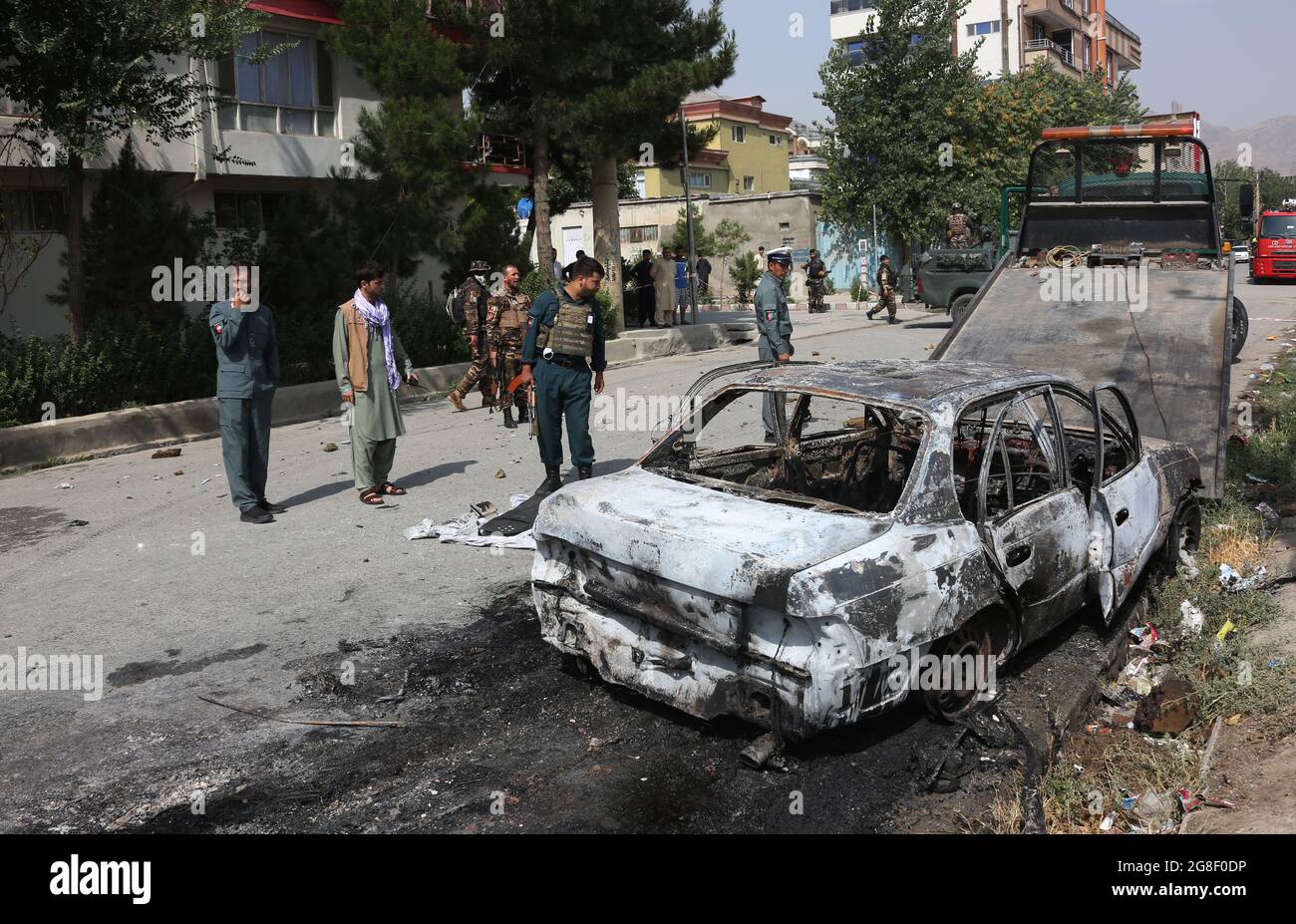 Kabul, Afghanistan. 20 luglio 2021. I membri della forza di sicurezza ispezionano un veicolo danneggiato dal quale sono stati lanciati razzi a Kabul, Afghanistan, 20 luglio 2021. Molti razzi sono stati sparati martedì al palazzo presidenziale a Kabul, ma non è riuscito a colpire l'obiettivo, funzionari e media ha detto. Credit: Rahmatullah Alizadah/Xinhua/Alamy Live News Foto Stock