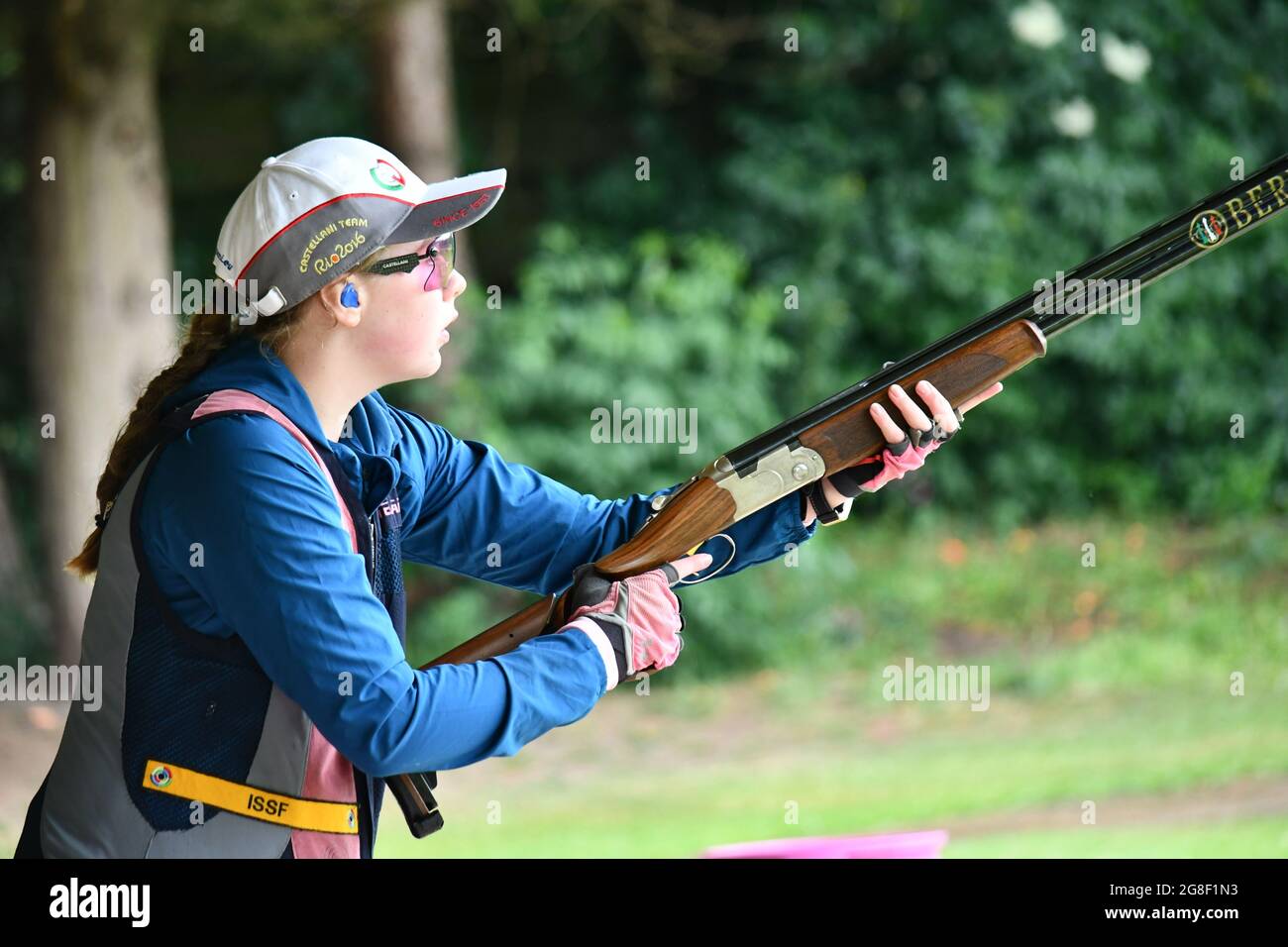 Formazione adolescente ragazza su Olympic Skeet UK Foto Stock