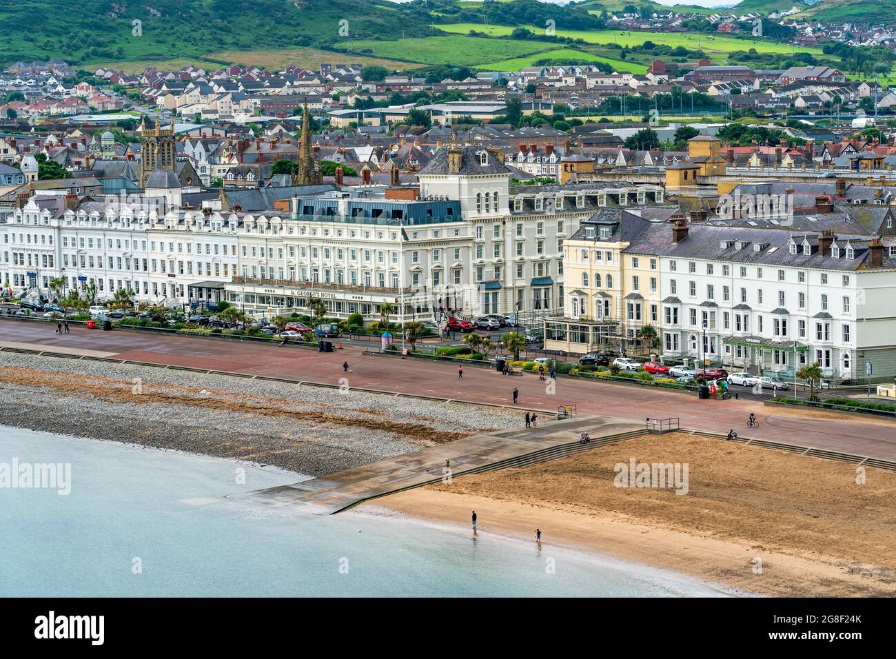 LLANDUDNO, GALLES - 04 LUGLIO 2021: Vista della curva passeggiata di Llandudno fiancheggiata dagli hotel. Foto Stock
