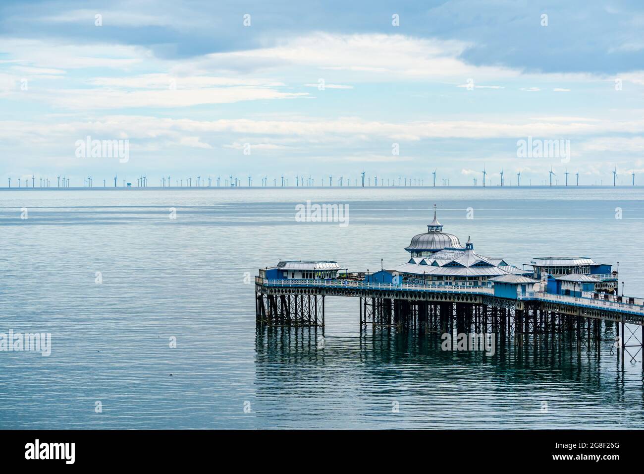 LLANDUDNO, GALLES - 04 LUGLIO 2021: Vista del molo di Llandudno e di un parco eolico offshore di 576 megawatt Gwynt-y-Mor. Foto Stock