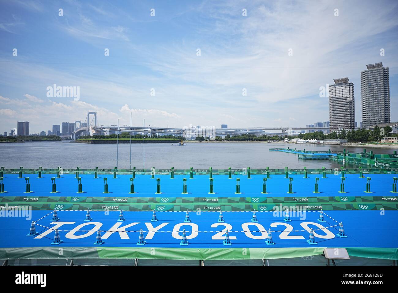20 luglio 2021, Giappone, Tokio: Triathlon: Olimpia. Una vista dell'area di transizione nella Baia di Tokyo. Le Olimpiadi di Tokyo 2020 si terranno dal 23.07.2021 al 08.08.2021. Foto: Michael Kappeler/dpa Foto Stock