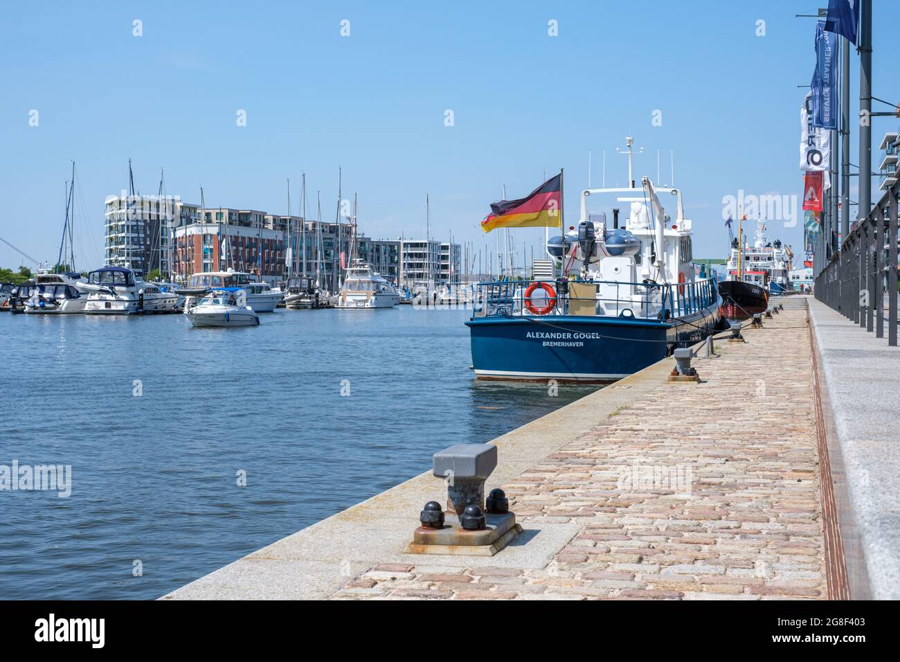 Schiff im Wasser in Bremerhaven am Hafen / Germania nave Bremerhaven Foto Stock