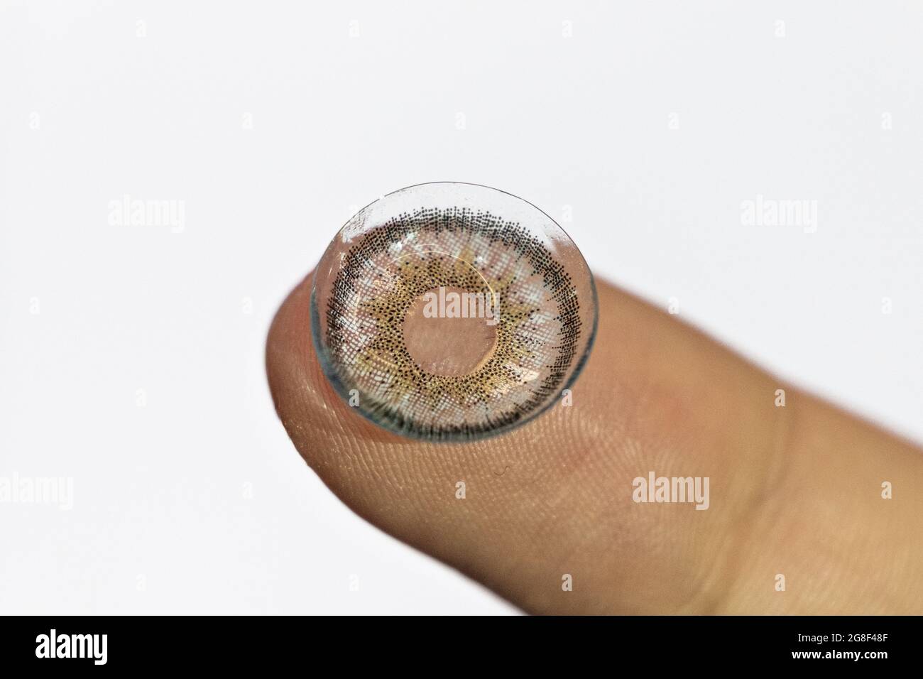 lenti a contatto morbide colorate da vicino sul mirino Foto stock - Alamy