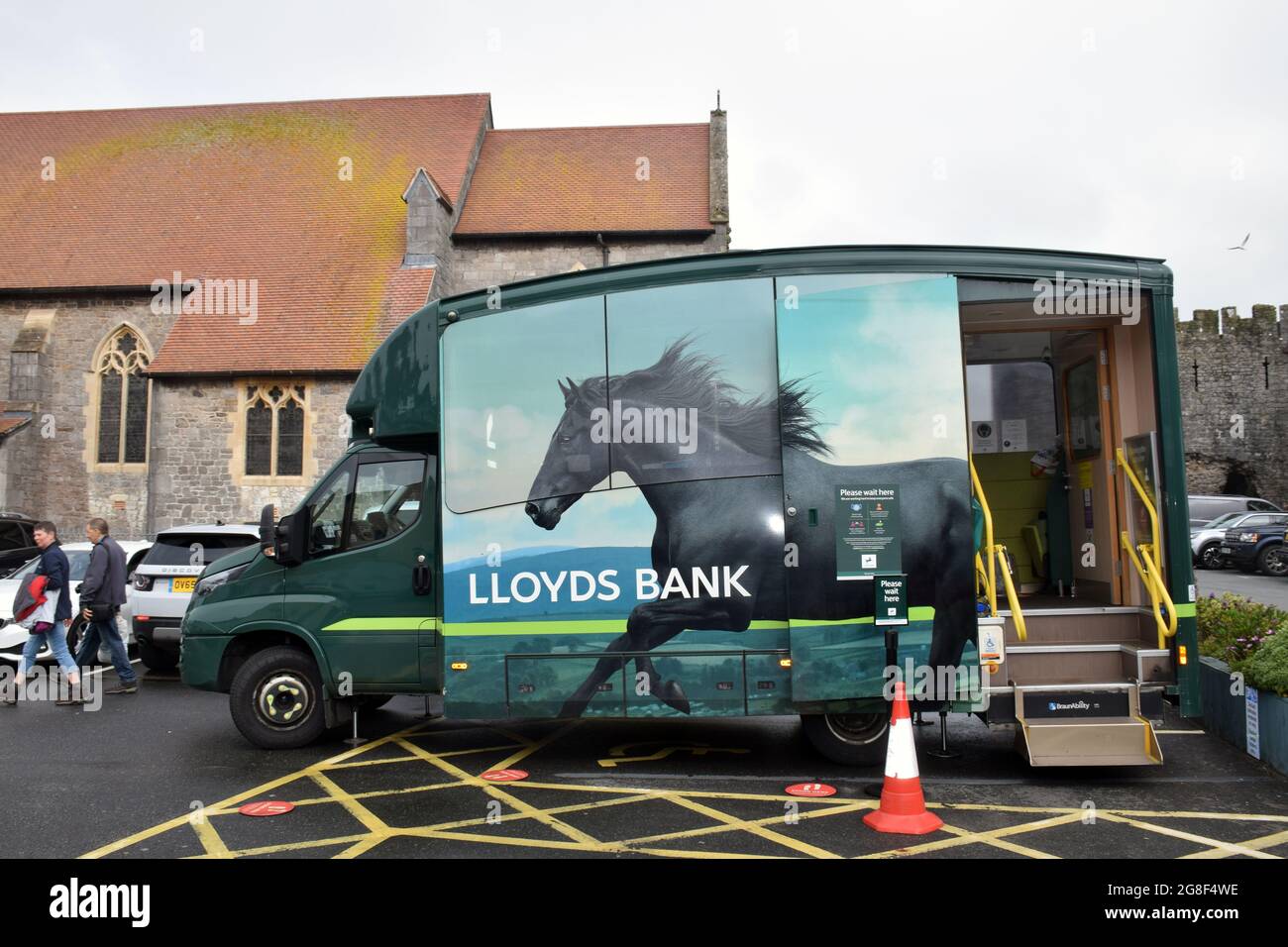 Mobile Lloyds Bank a Tenby, Pembrokeshire Galles del Sud, luglio 2021 Foto Stock