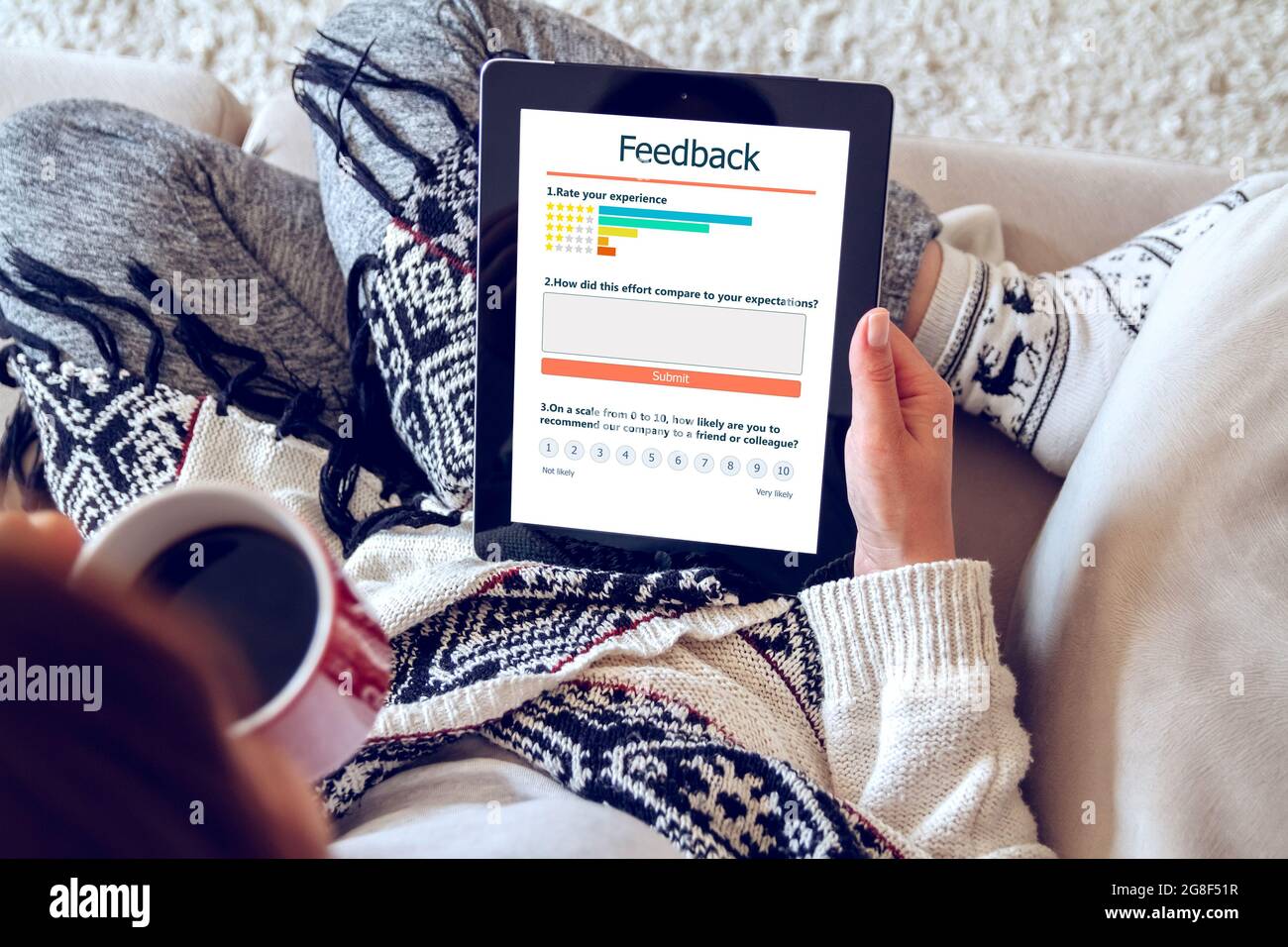 Donna scrive una recensione del cliente e lascia la valutazione sul tablet. Esperienza del cliente e concetto di feedback. Foto Stock