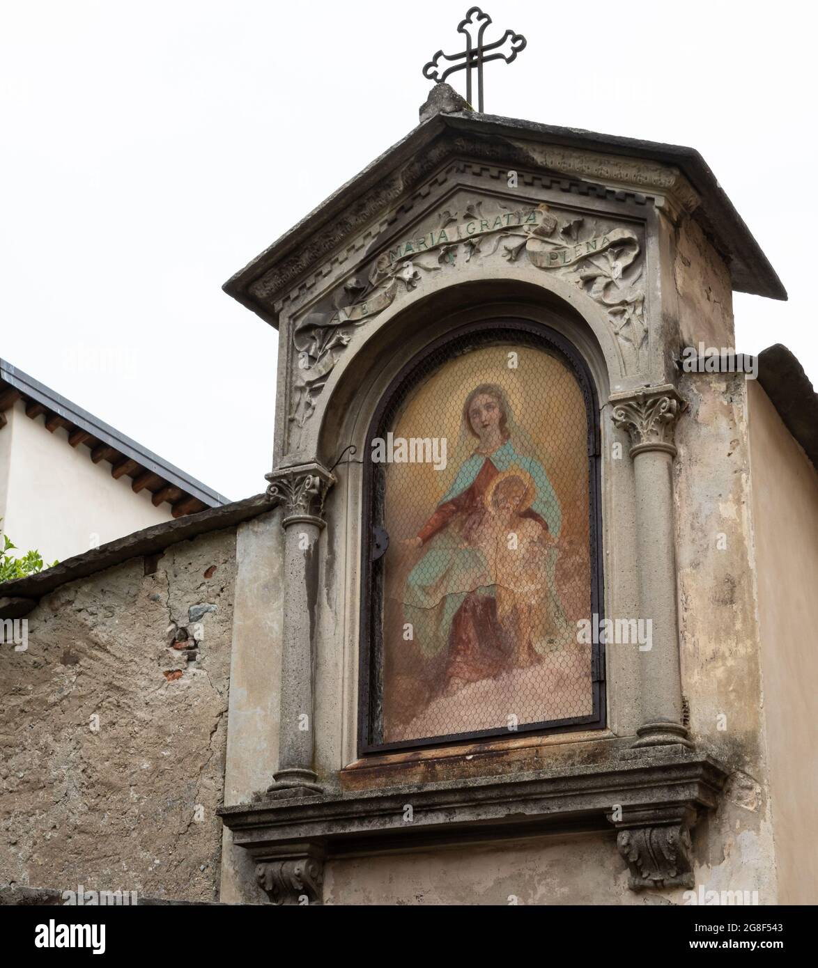 Lanzo-Italia-Giugno 2021 Sacra pittura della Vergine Maria nel centro storico della cittadina di Lanzo. Foto Stock