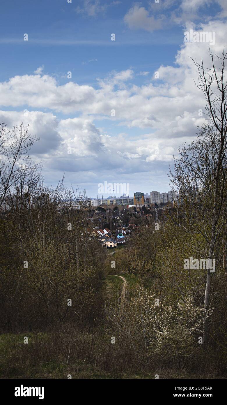 Vista dall'alto del quartiere di Marzahn e del centro di Berlino Foto Stock