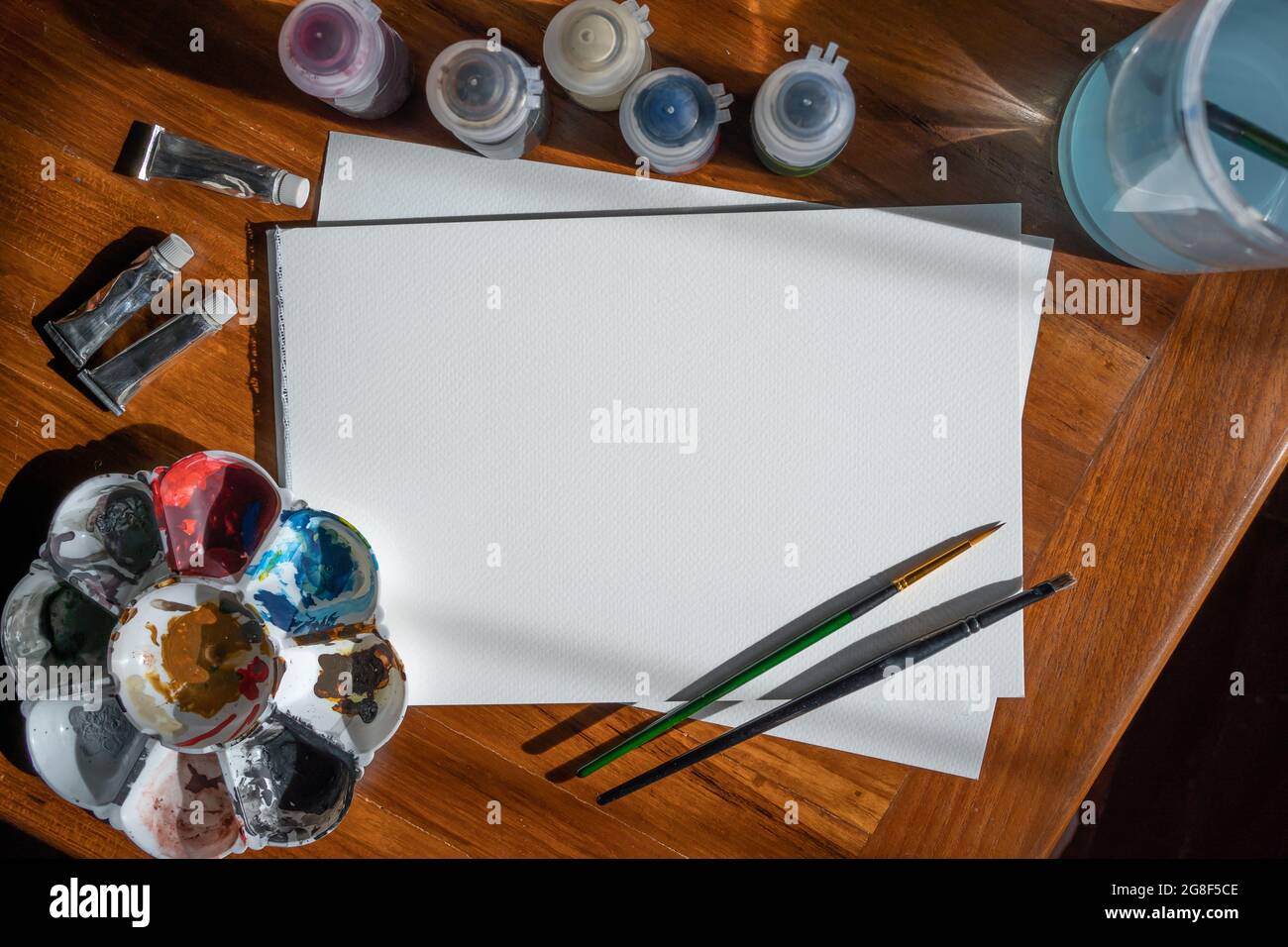 Carta, acquerello, colori acrilici e attrezzature di verniciatura su tavola di legno Foto Stock