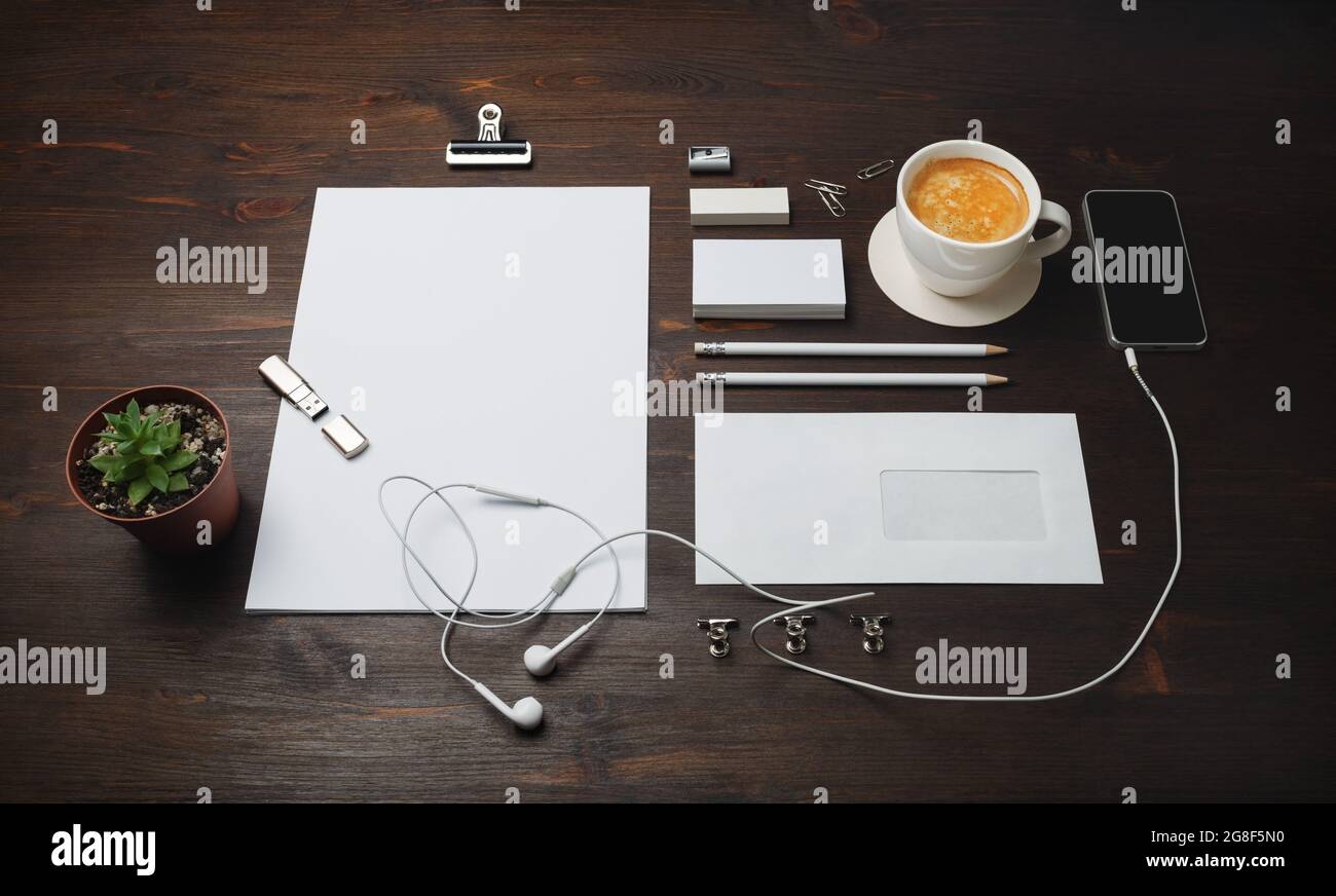 Cancelleria vuota e modello di identità aziendale su sfondo in legno. Mockup per l'identità di branding. Per presentazioni di design e portafogli. Foto Stock