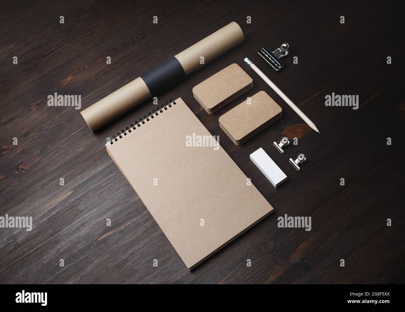 Mock up di branding vintage. Foto di cancelleria aziendale vuota su sfondo di legno. Foto Stock