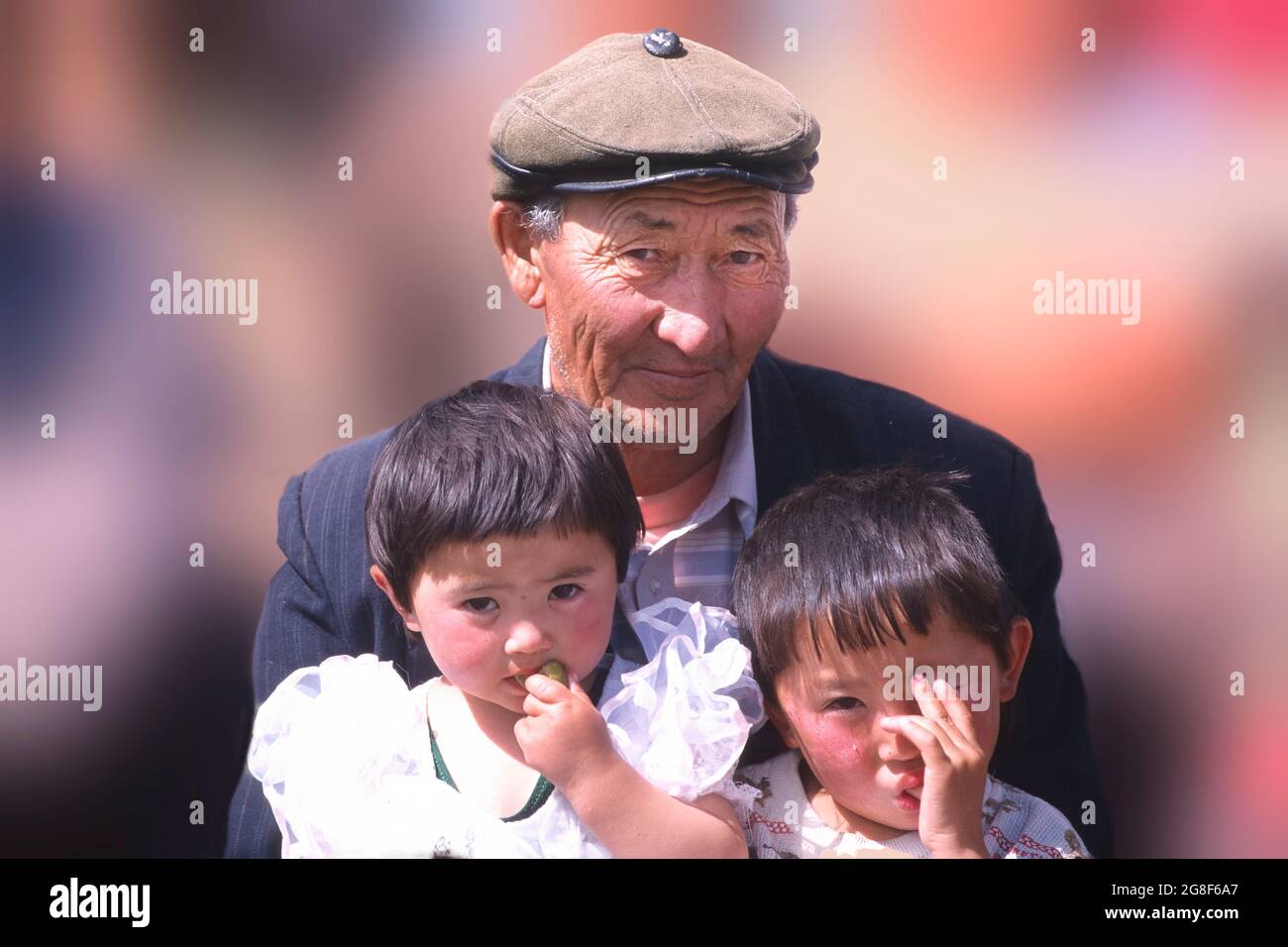 Uomo kazako con due figli, Monti Altai, Provincia di Bayan-Olgii, Mongolia Foto Stock