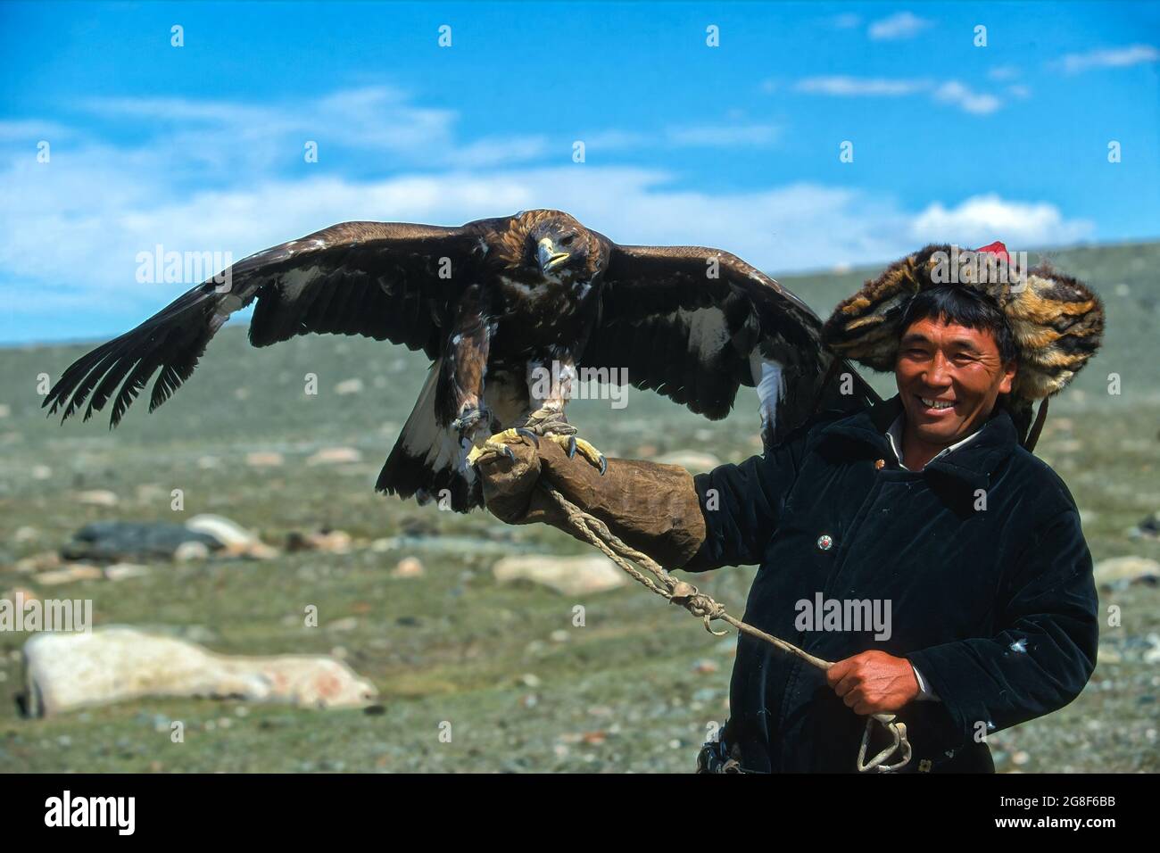 Cacciatore di aquile kazako con la sua aquila, Golden Eagle Festival, Bayan-Olgii, montagne Altai, Mongolia Foto Stock