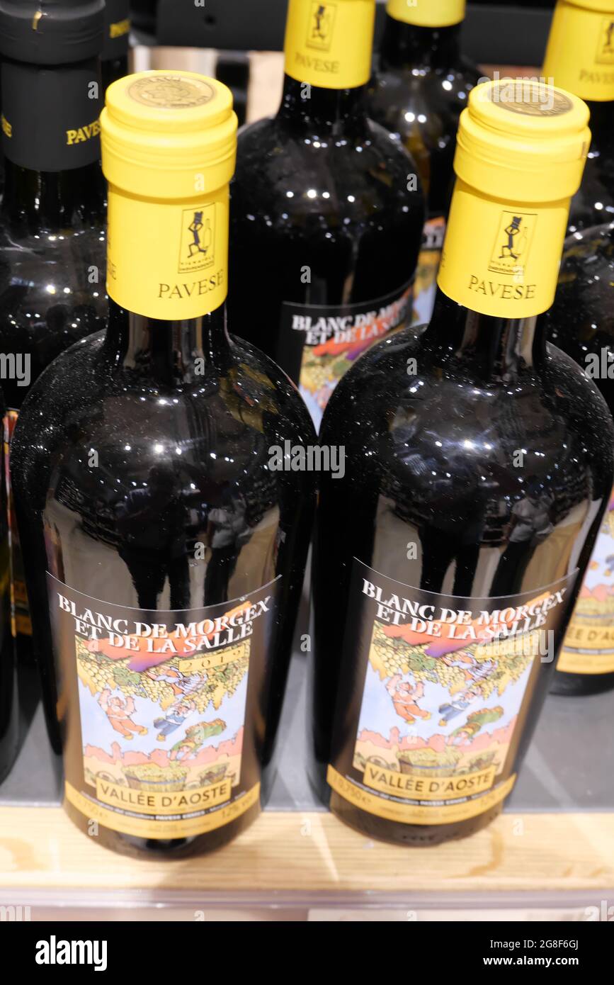 BOTTIGLIE DI VINO VALLEE D'AOSTA BRANC DE MORGES ET DE LA SALLE ESPOSTE ALL'INTERNO DEL NEGOZIO DI ALIMENTARI Foto Stock