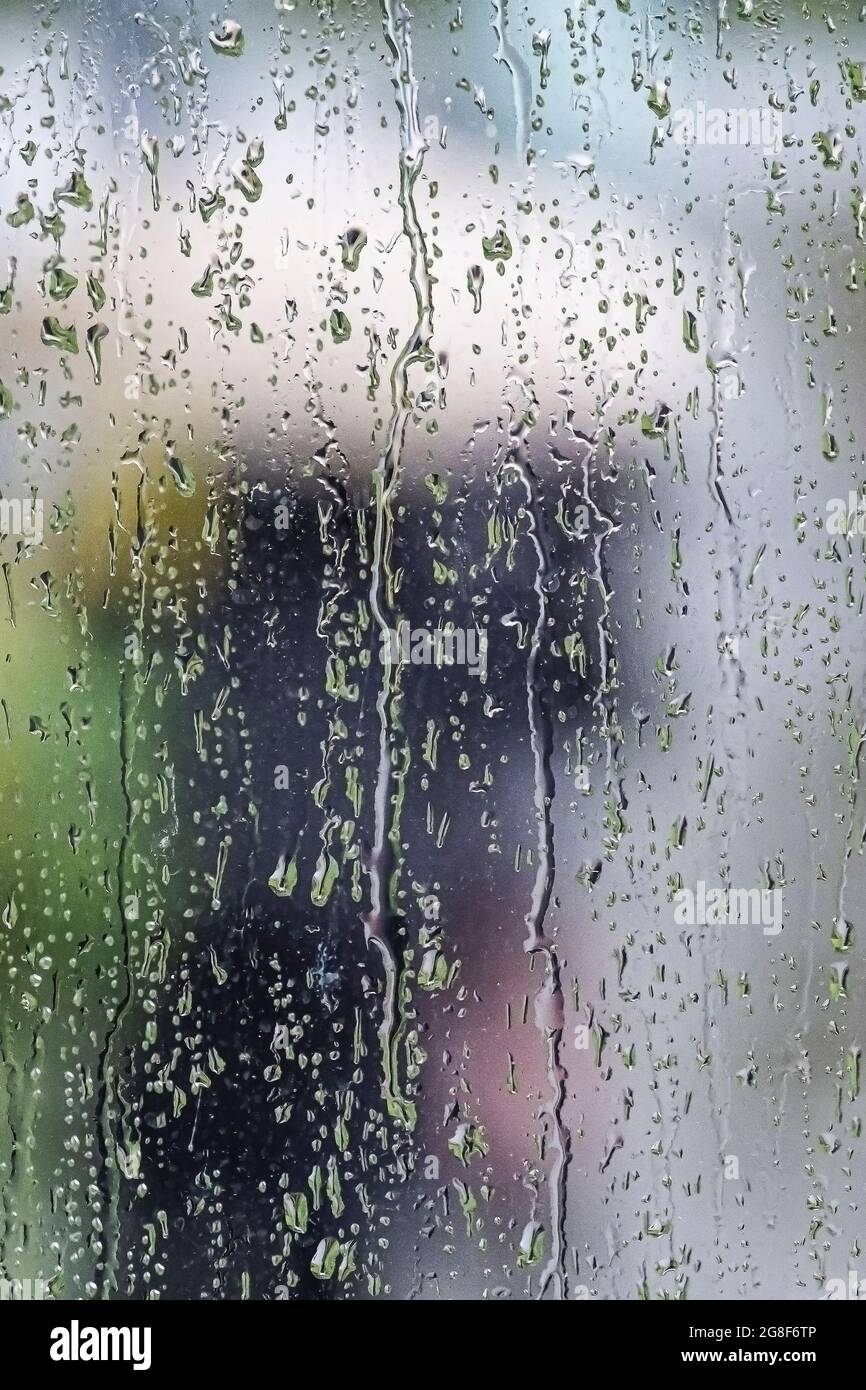 Gocce d'acqua piovana sul vetro. Foto Stock