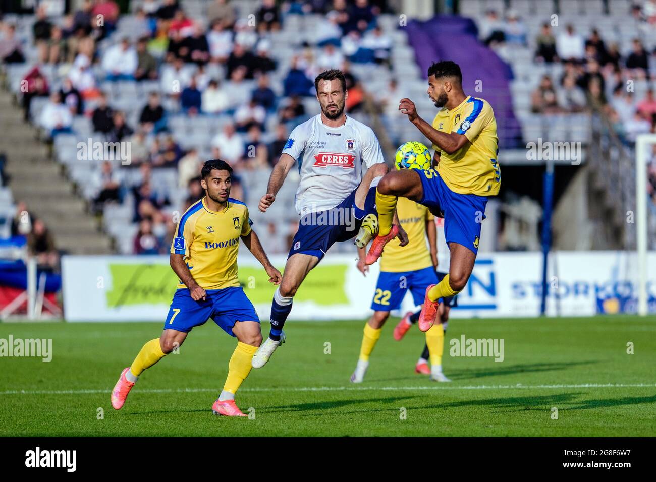 Aarhus, Danimarca. 18 luglio 2021. Anis ben Slimane (25) di Broendby IF e Oliver Lund (15) di AGF visto durante la partita 3F Superliga tra Aarhus GF e Broendby IF al Ceres Park di Aarhus. (Foto: Gonzales Photo - Robert Hendel). Foto Stock