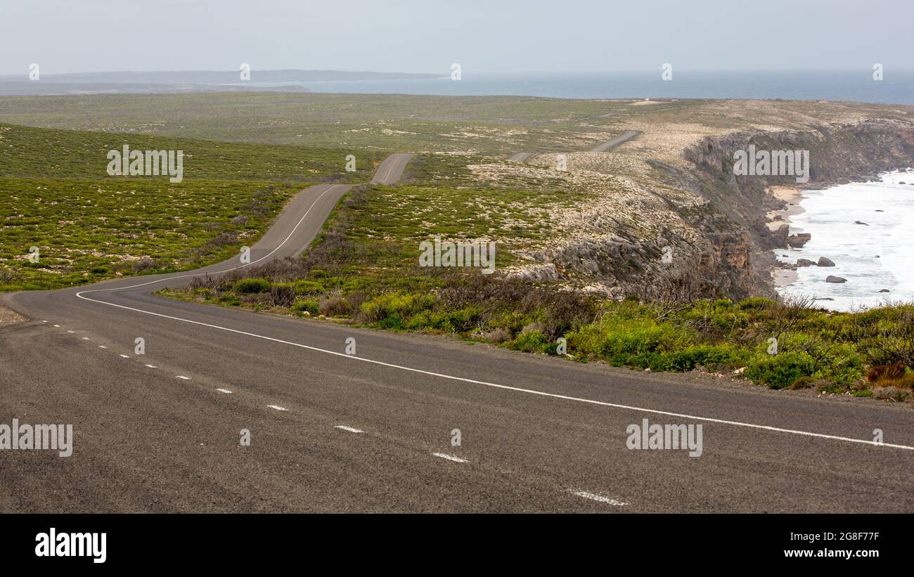 boxer strada che porta a notevoli rocce su kanagaroo isola sud australia il 10 maggio 2021 Foto Stock