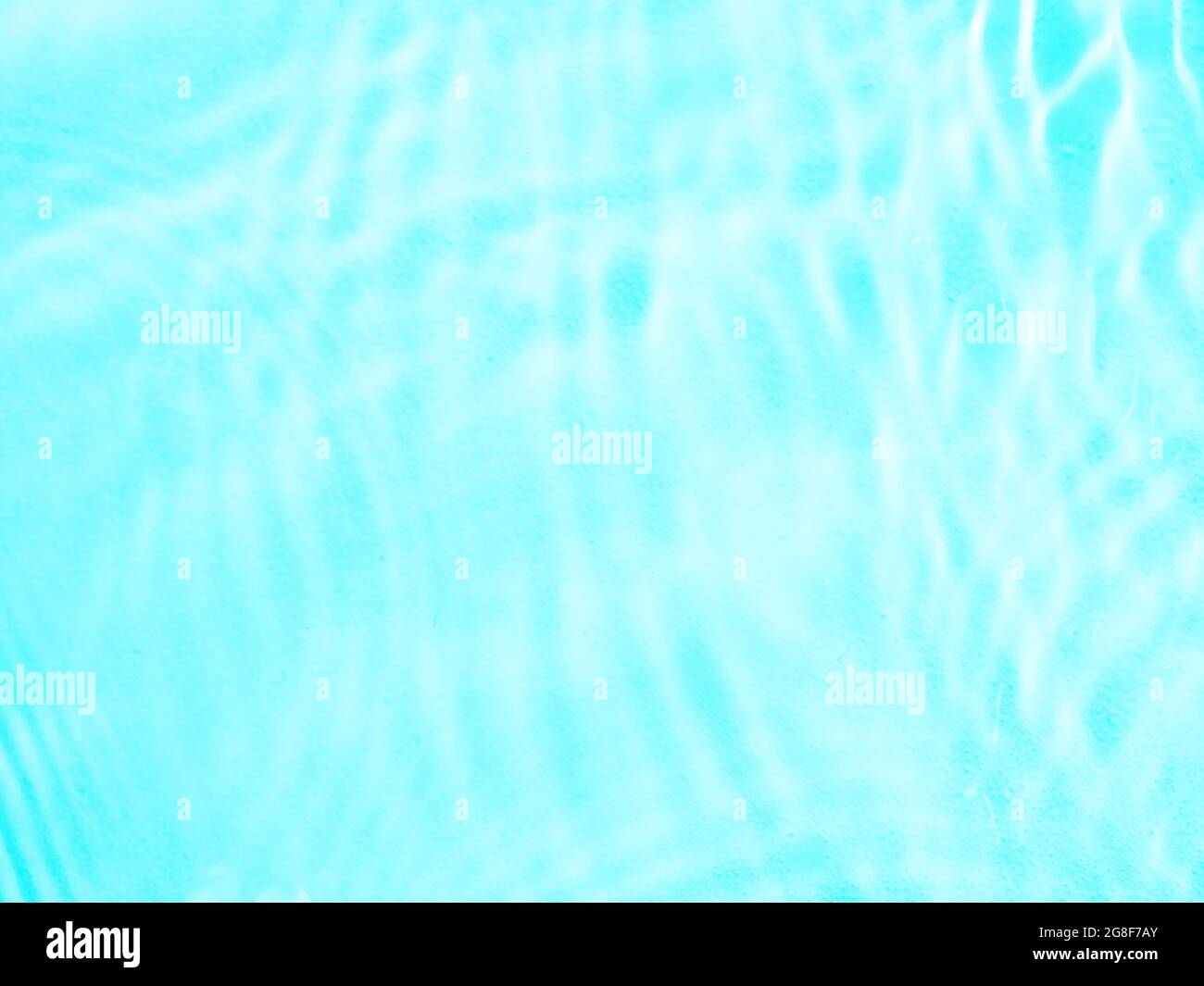 Ondulazione acqua texture su sfondo blu piscina. Ombra di acqua sulla luce solare. Mockup per prodotti, spa o viaggi di background. Marmo blu acqua superficie come sfondo carta da parati Foto Stock