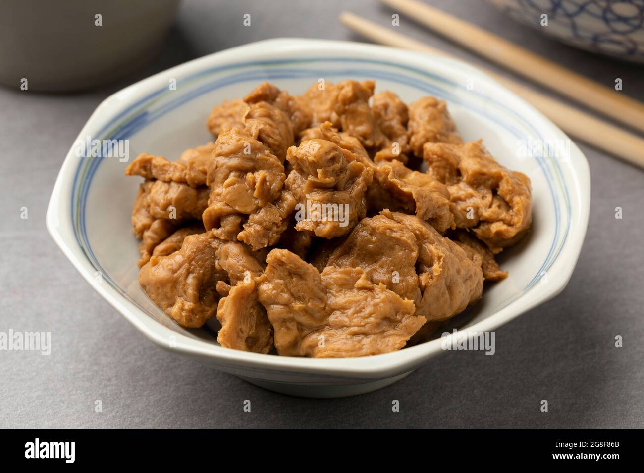Ciotola con seitan asiatico grezzo, glutine di frumento, primo piano Foto Stock