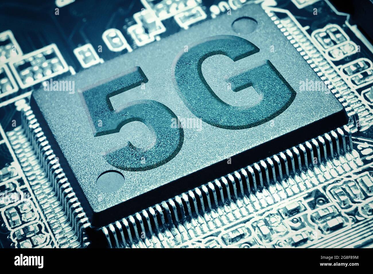 Vista ravvicinata del microchip vuoto della CPU del processore centrale del computer 5G. Nuova generazione di comunicazioni mobili 5G. Foto Stock